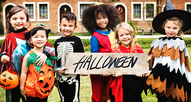 children celebrating the halloween